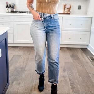 Light Wash Straight Leg Women’s Jeans